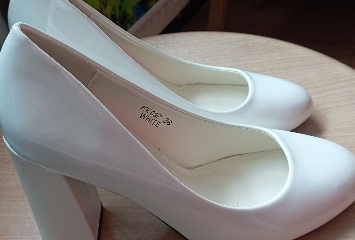 Sprzedam nowe buty biale damskie.