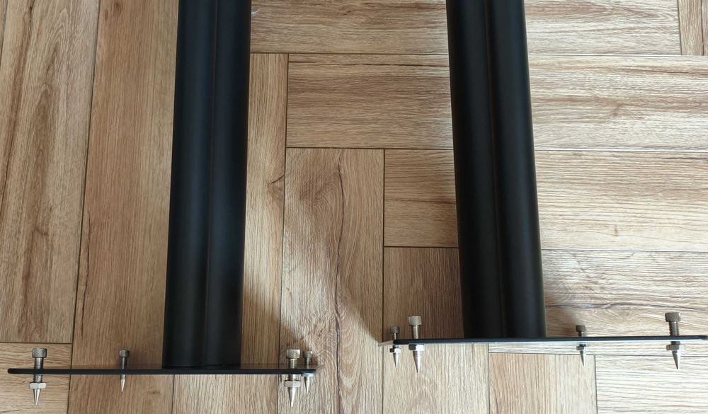 Standy pod kolumny głośnikowe Norstone Stylum 2 Stand Czarny kolor