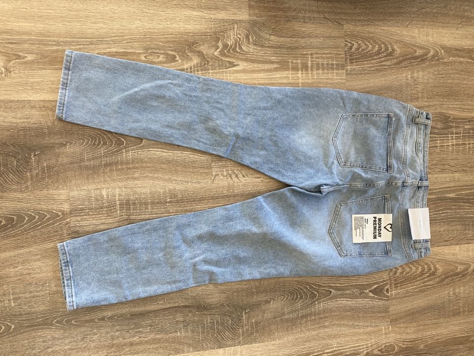 Spodnie z dziurami i perłami