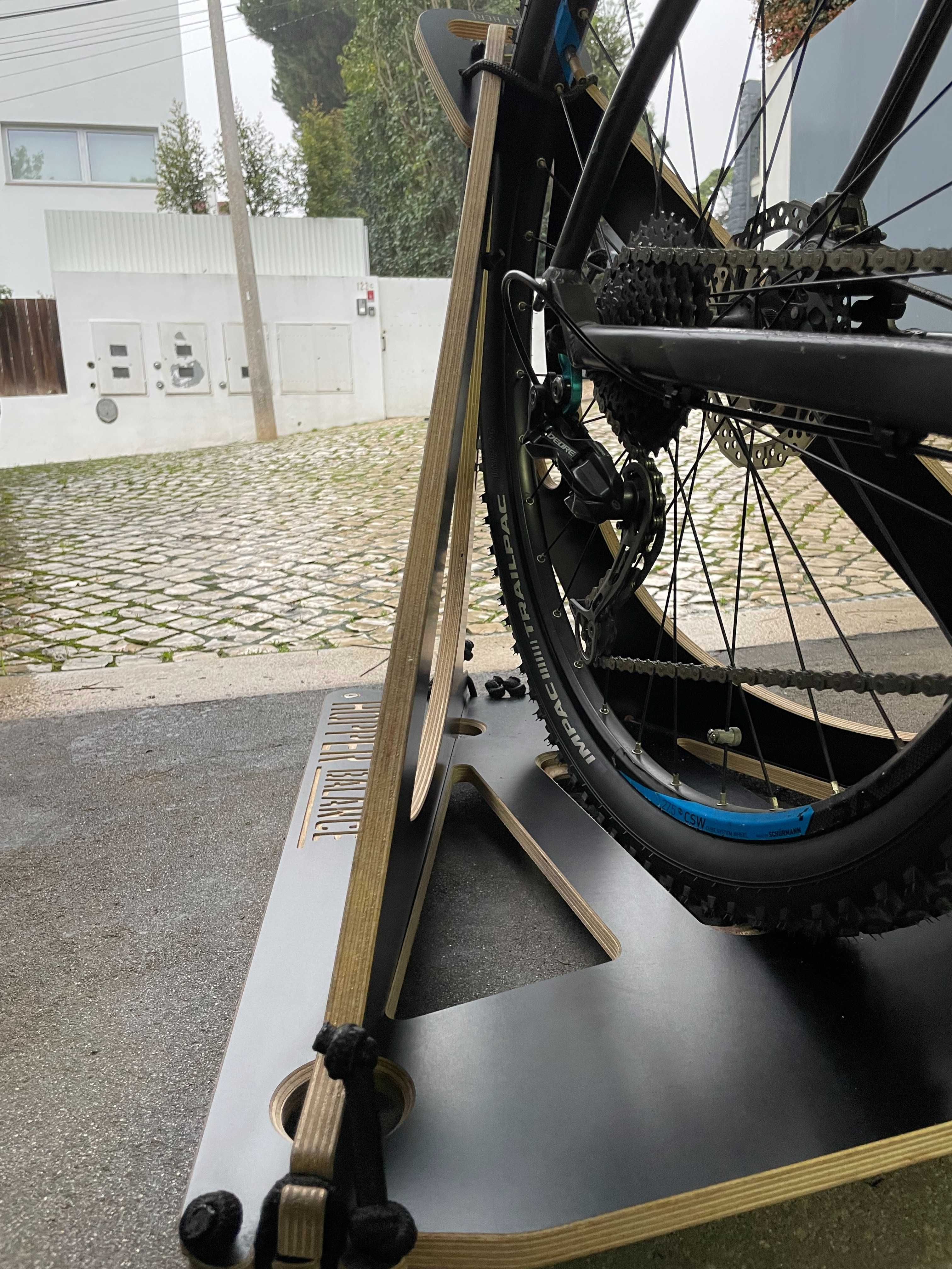 Plataforma para treinar manuals e cavalinhos com a bicicleta.