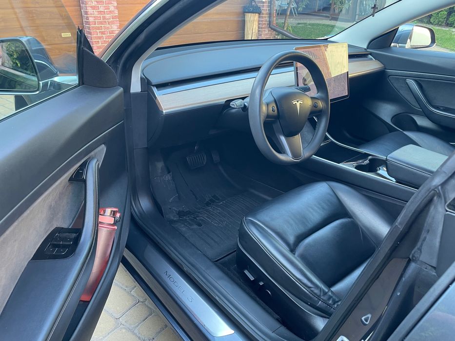 Автомобіль Tesla model 3