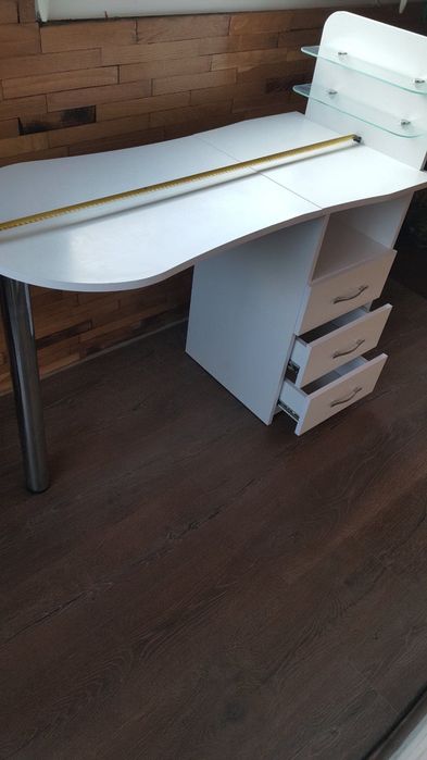 Продам маникюрный стол