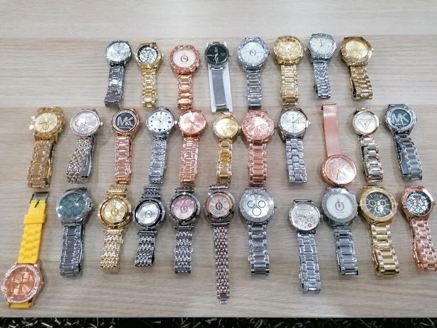 Vários relógios todos novos