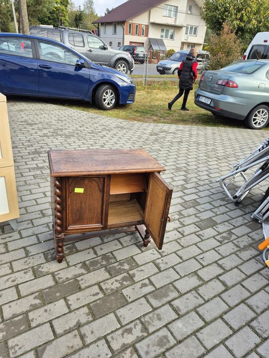 Zgrabna szafka drewniana