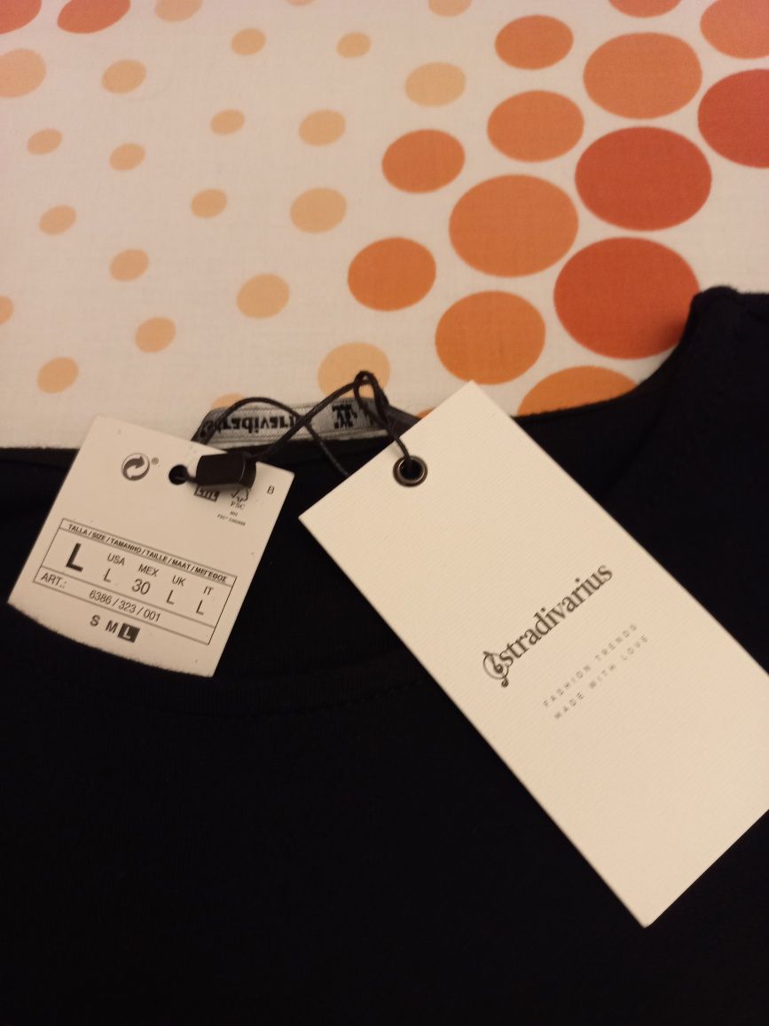 Vestido preto com aplicação de desenho.