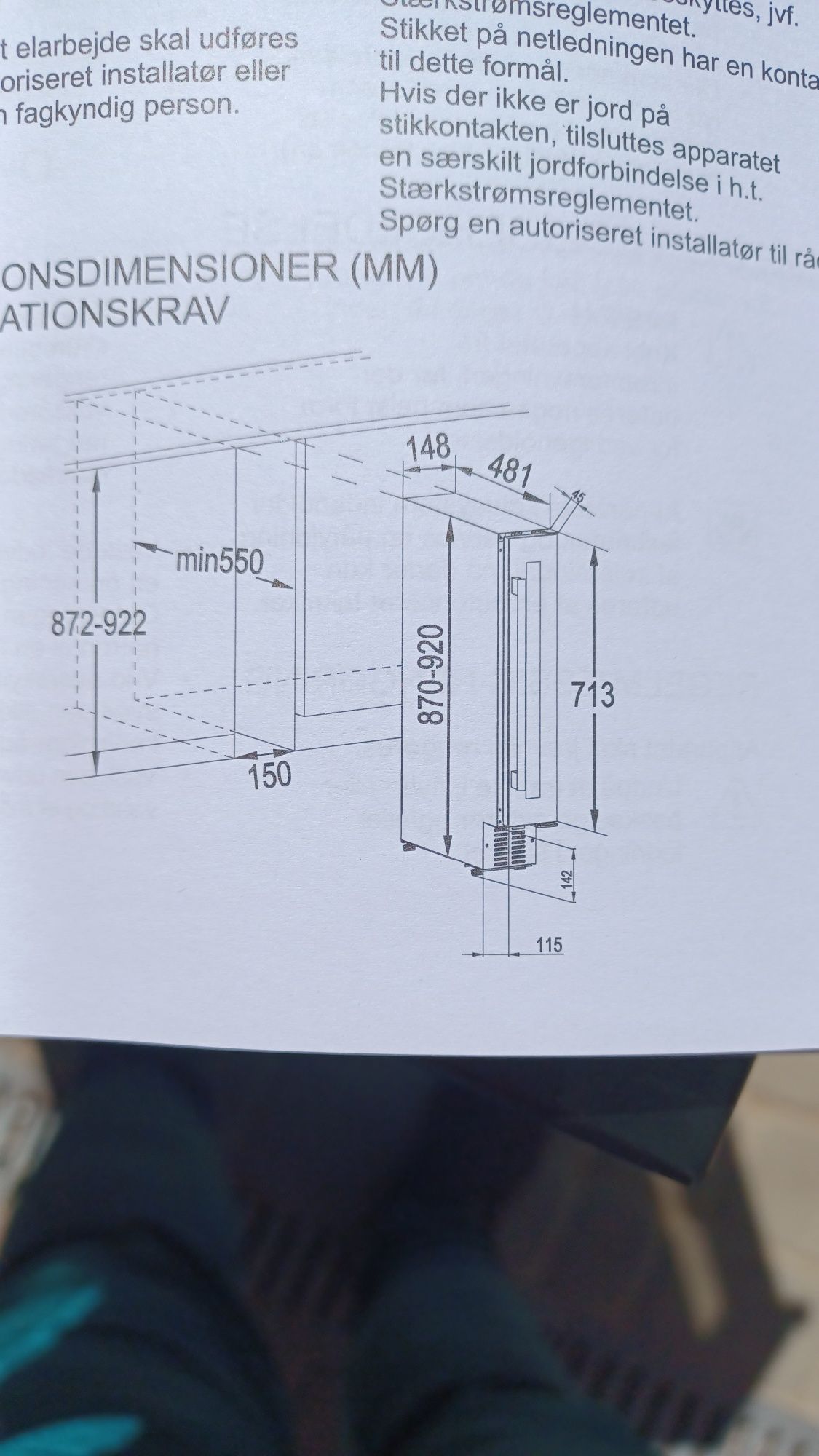 Lodówka do zabudowy / do zabudowy Electrolux wąska na 7 butelek ERW027