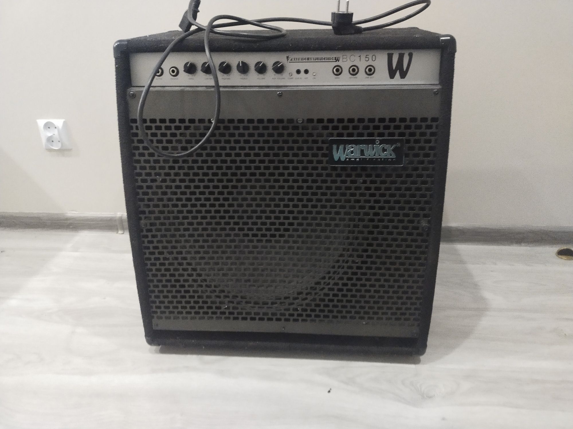 Gitara basowa , piecyk , dwa kable, stojak na gitarę, pokrowiec