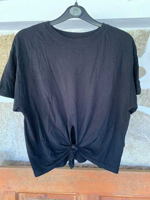 T-shirt curta com nó à frente preto Bershka