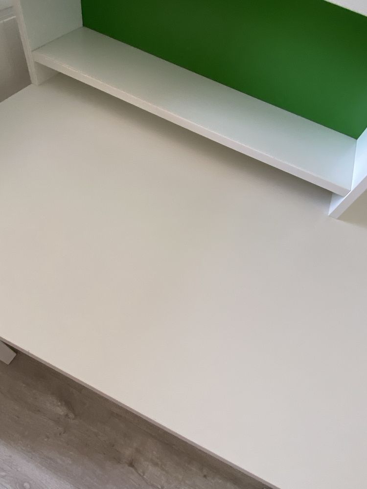 Cama HEMNES e secretária PÅHL do Ikea