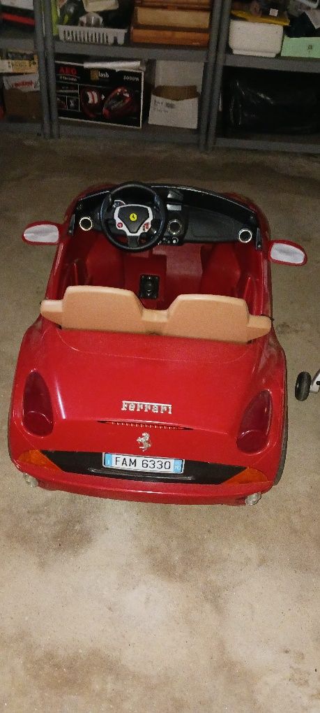 Carro ferrari dois lugares a bateria para crianca