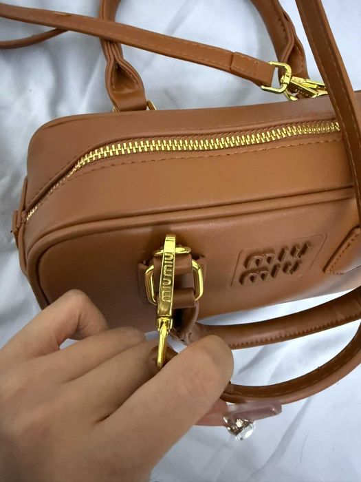 MiuMiu Brązowy Koszulek - Z Łagodnymi Krawędziami Delikatnymi Detalami