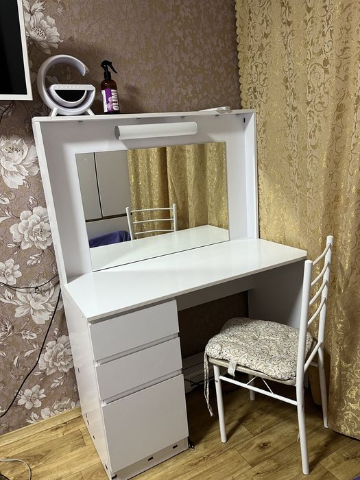 Продам жіночий косметичний столик.