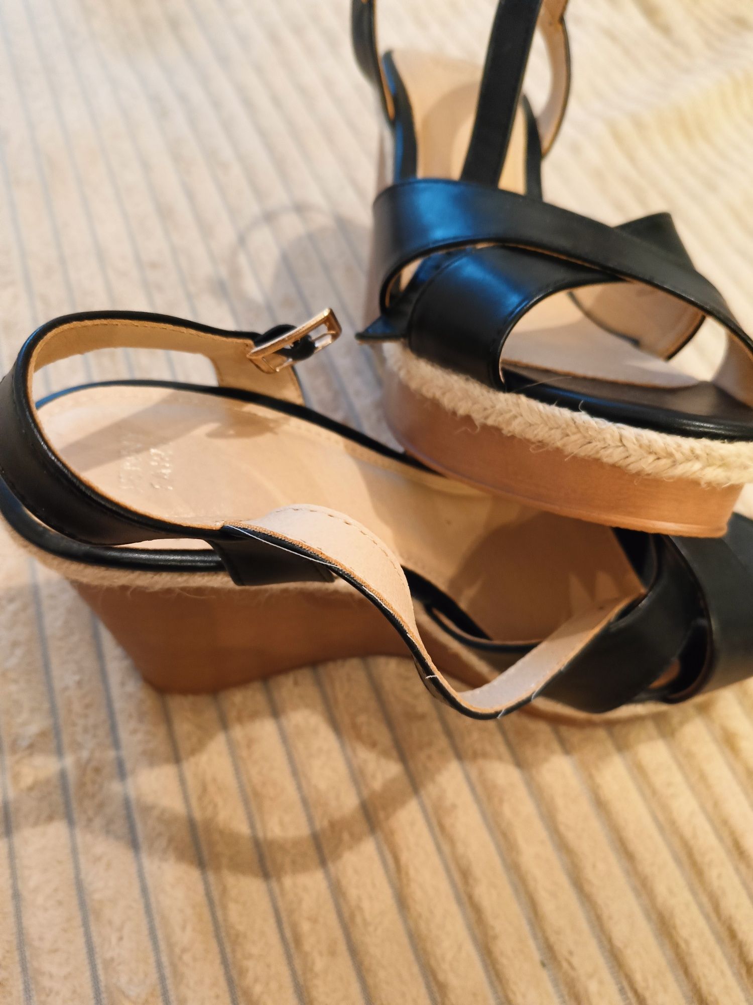 Buty damskie na koturnie