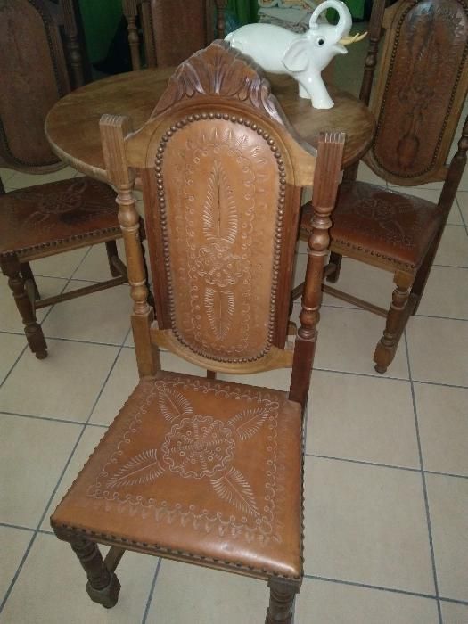 Conjunto móveis com mesa e cadeiras