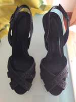 Sandálias pretas Parfois com pedrinhas + Sandalias rasas douradas H&M
