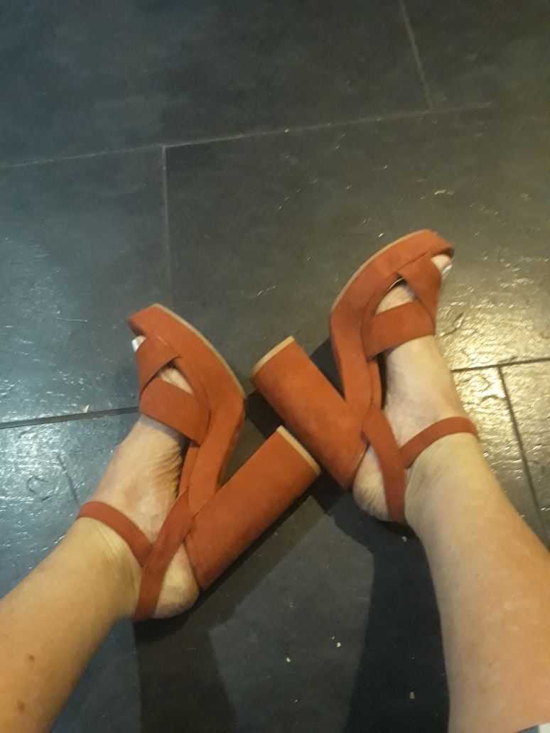 Sandálias da Pull & Bear em pele de camurça cor de tijolo