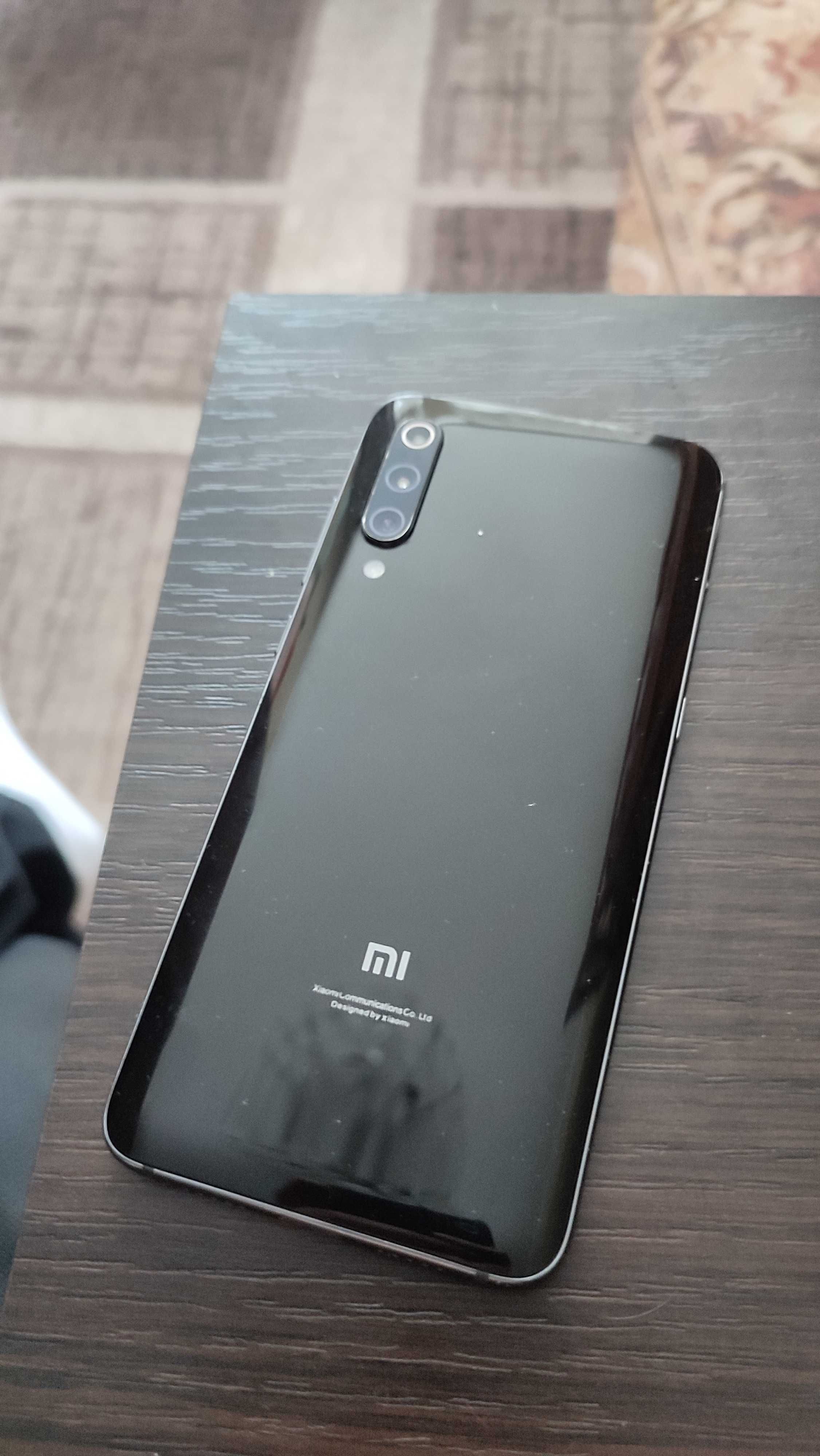 Продам смартфон Xiaomi mi 9,гарний стан.