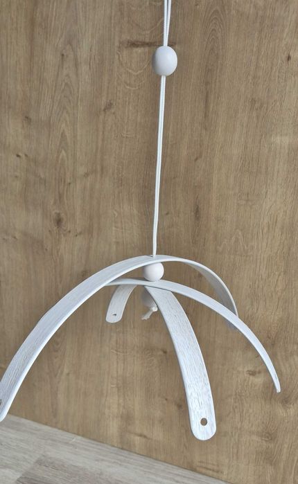 Karuzela zawieszka do łóżeczka dziecięcego drewniana biała