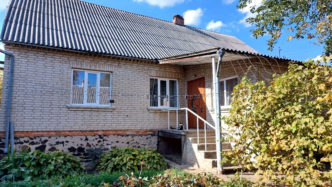 Продається будинок у м.Горохів, на території є гараж хлів, літня кухня