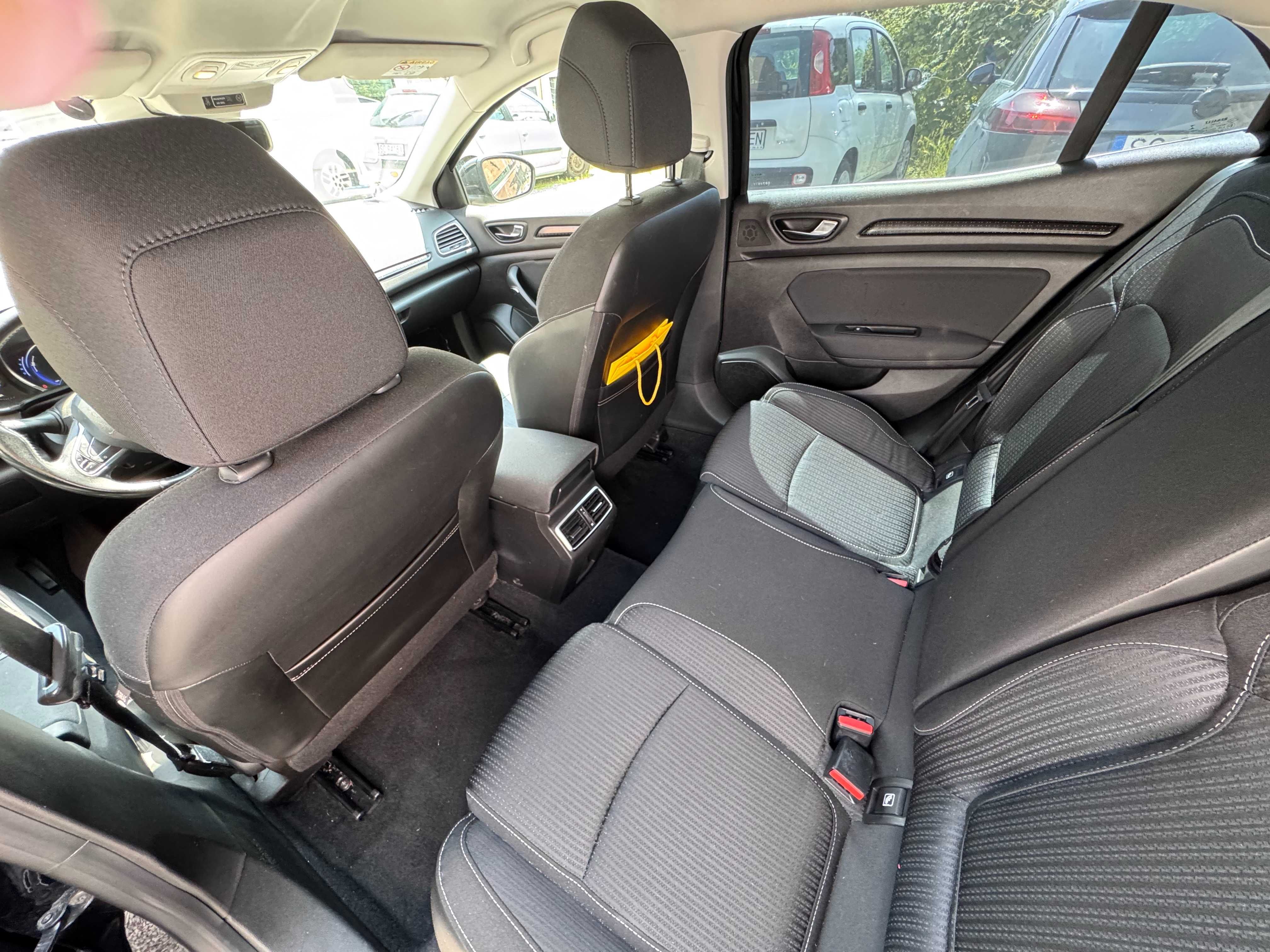 sprzedam samochód osobowy Renault Megane IV