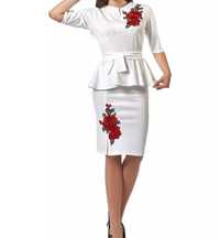 Стильный женский белый костюм с вышитыми красными цветами