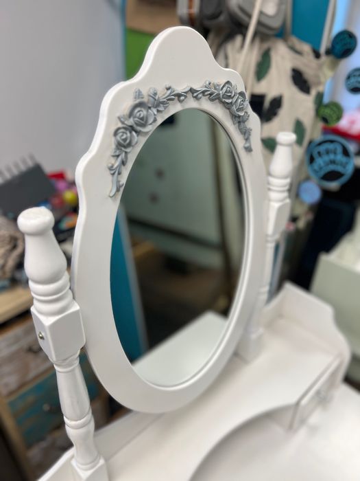 Biała toaletka z lustrem + taboret