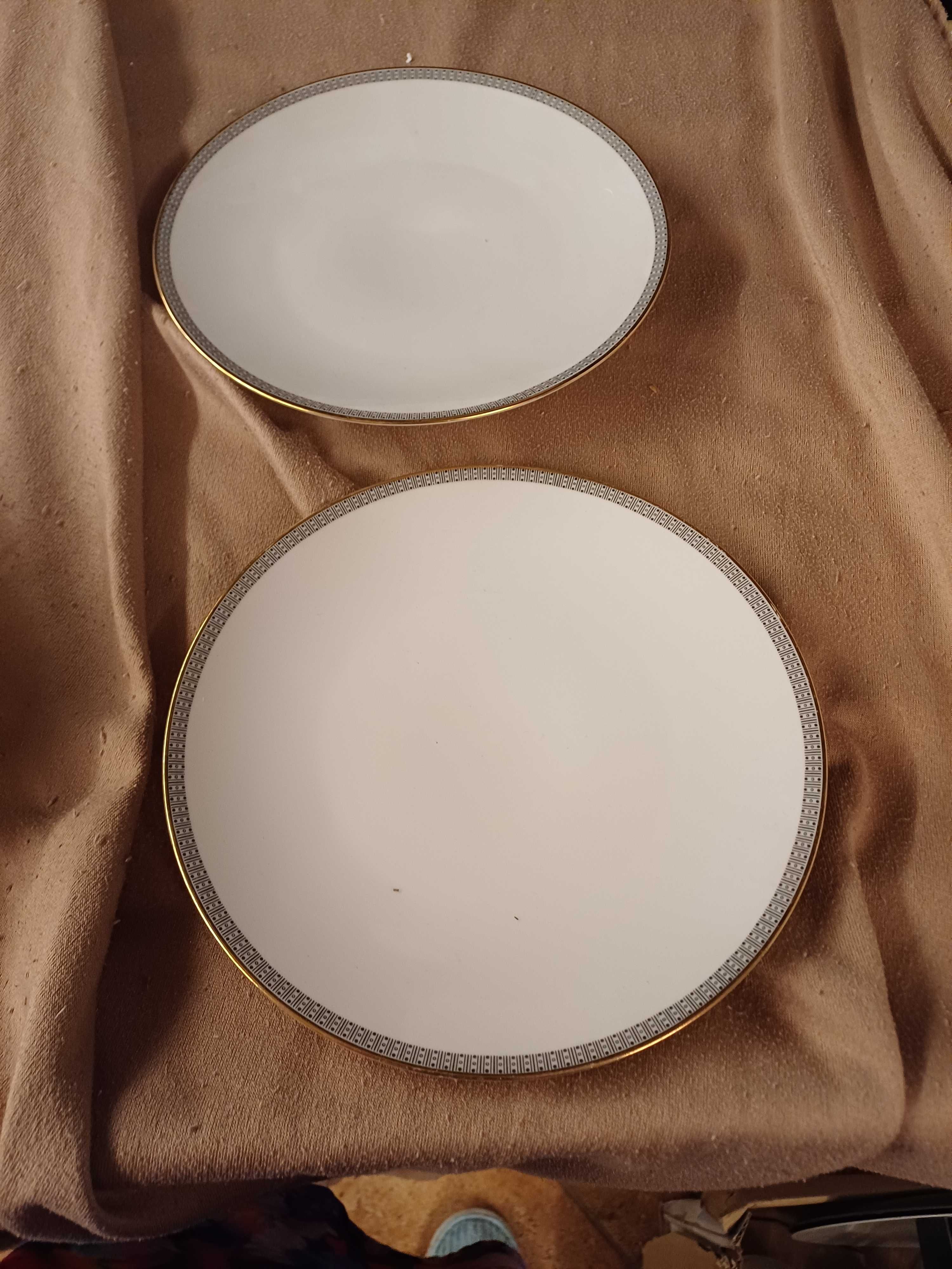 Duże talerze w kolorze białym.