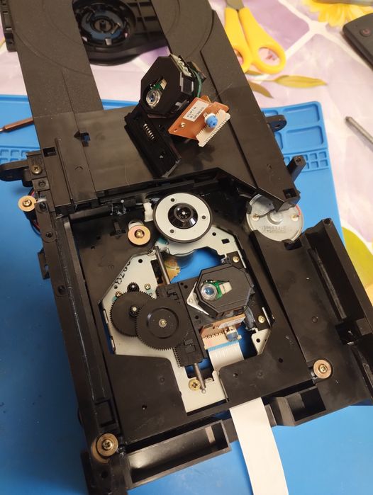 Для себя CD проигрыватель в не рабочем состоянии.