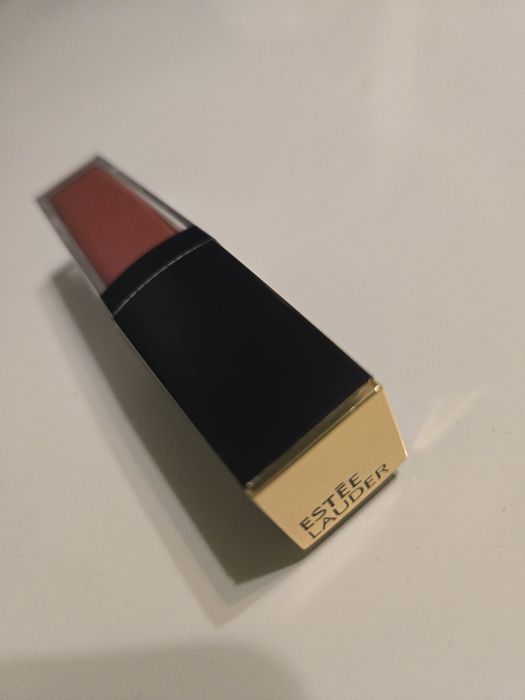 Помада Estee Lauder в оттенке 420  Rebellious Rose