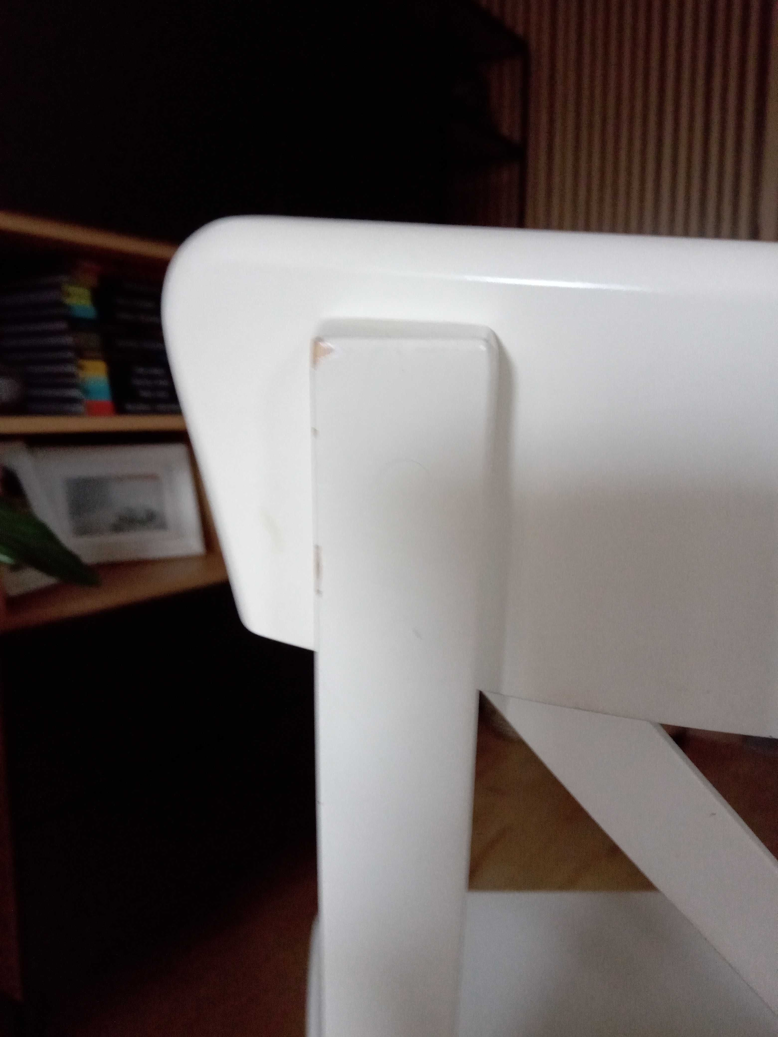 Białe krzesło Ingolf
