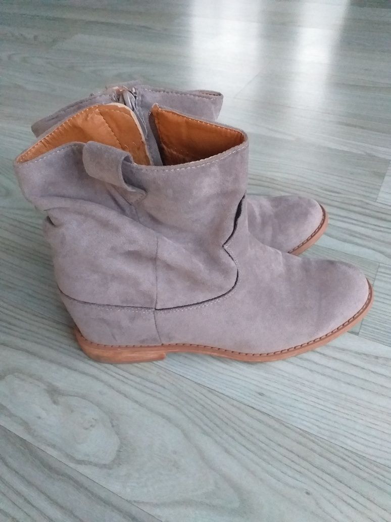 Buty damskie na ukrytej koturnie 38