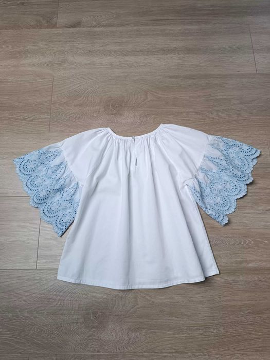 Biała bluzka rozkloszowana krótki rękaw niebieski haft angielski 128