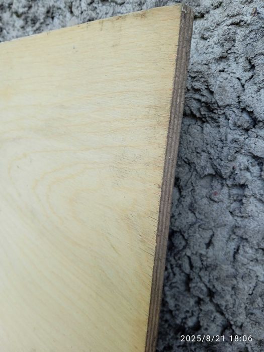 Sklejka drewniana 1275 mm x 1270 mm x 10 mm.