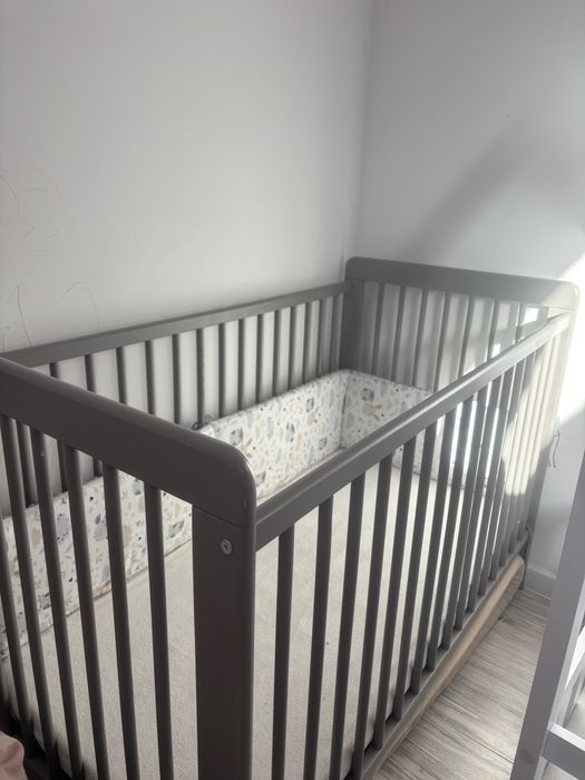 Łóżeczko szare drewniane