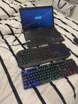 Computador Asus e teclados