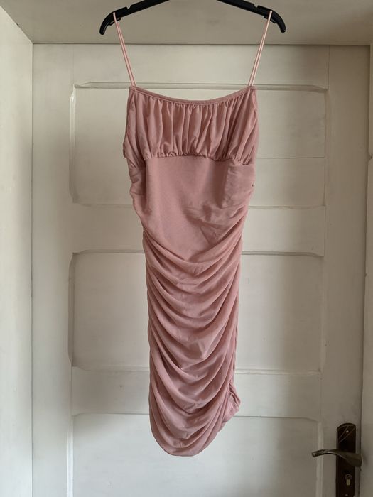 Рожева, облягаюча сукня