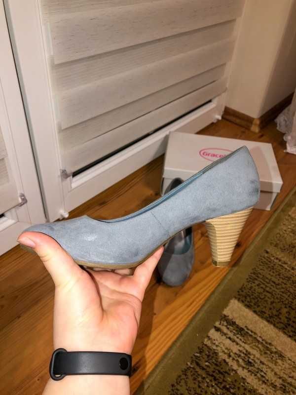 Szare buty na słupku Deichmann