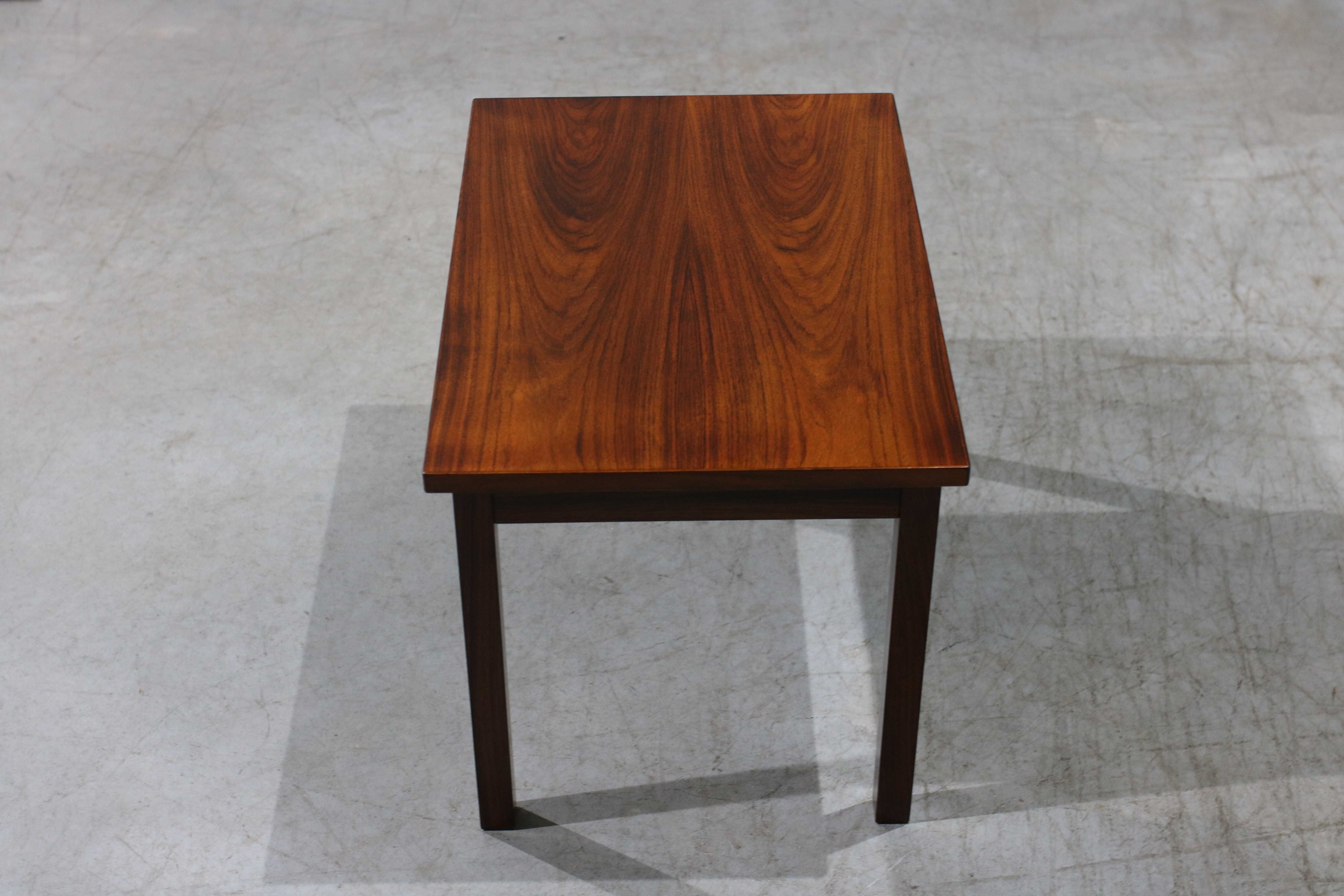 Mesa de apoio escandinava em pau santo | Design Nórdico