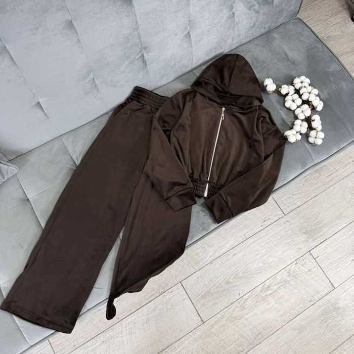 Велюровий костюм для дівчинки