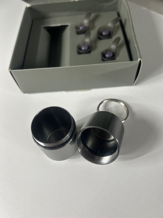 Zatyczki do uszu z metalowym etui Nowe