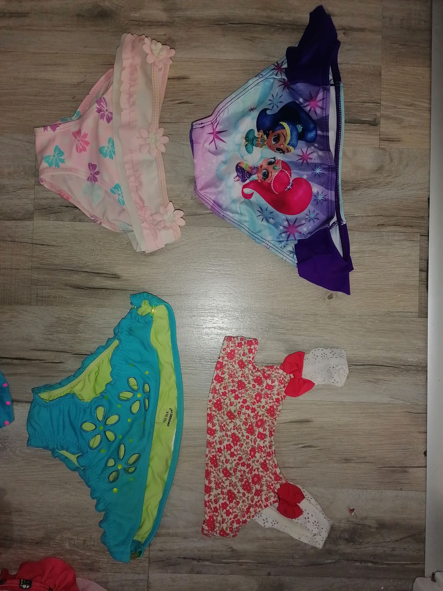 Bikinis e fatos de banho de menina