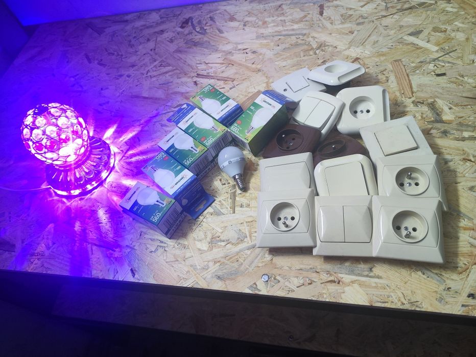 Sprzedam kontakty i gniazda i żarowki