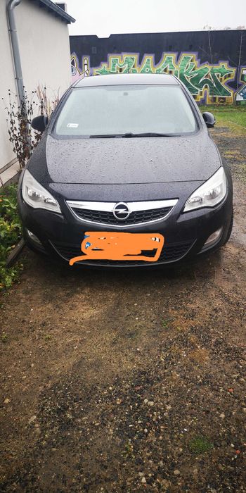 Sprzedam samochód osobowy Opel Astra J 2012r garażowany
