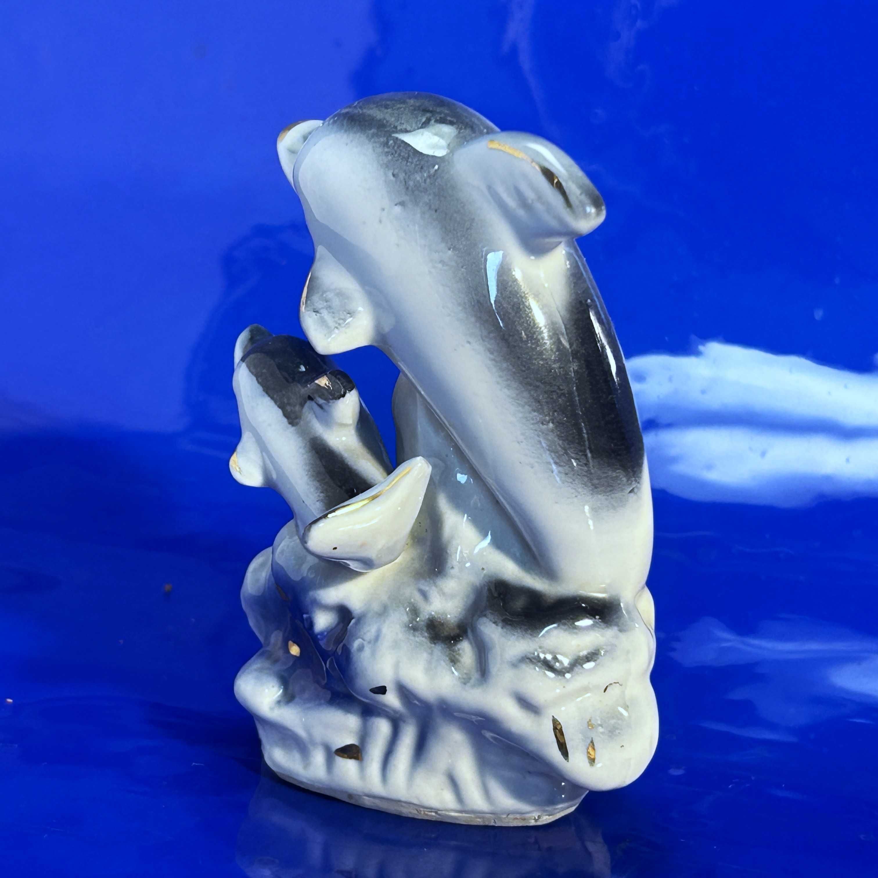 Figurka delfiny radosne. Porcelana,szkliwiona zdobiona, kolekcjonerska