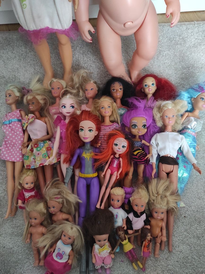 Lalki Barbie,samochód Barbie,wanienka i inne lalki