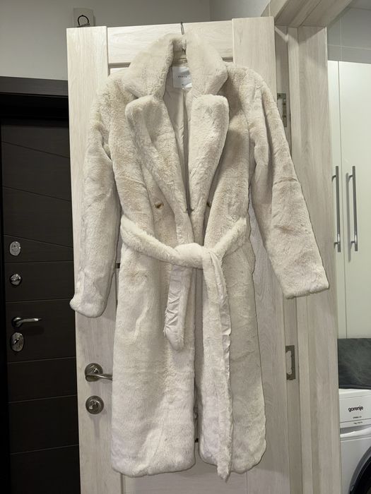 Шуба MOHITO білого кольору (зимова або осіння)