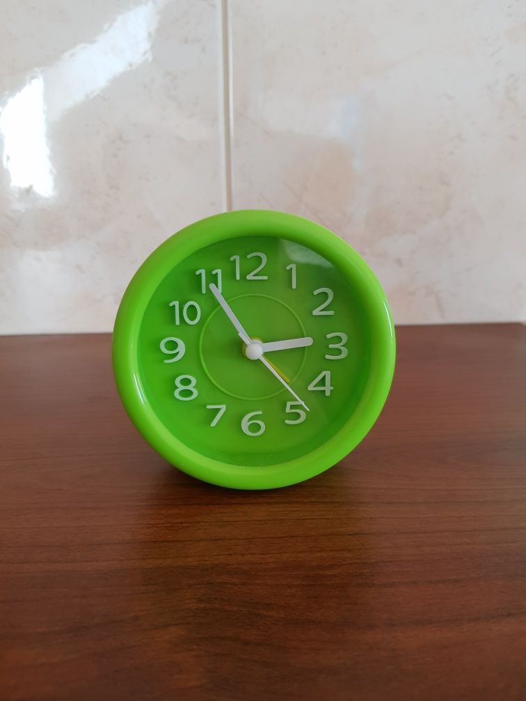 Zegar na półkę zielony