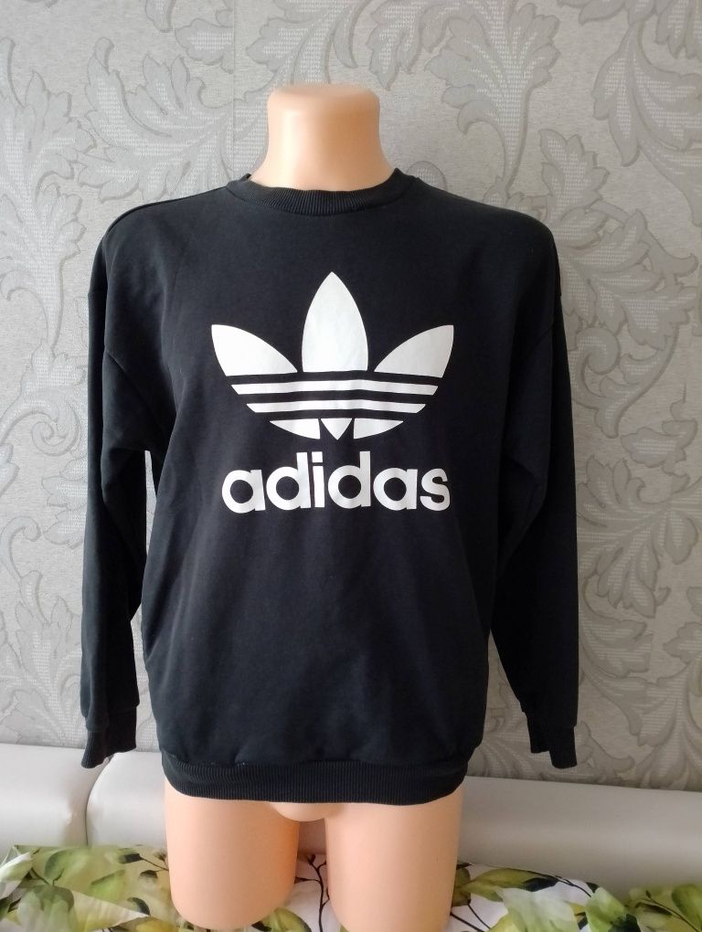 Bluza koloru czarnego Adidas