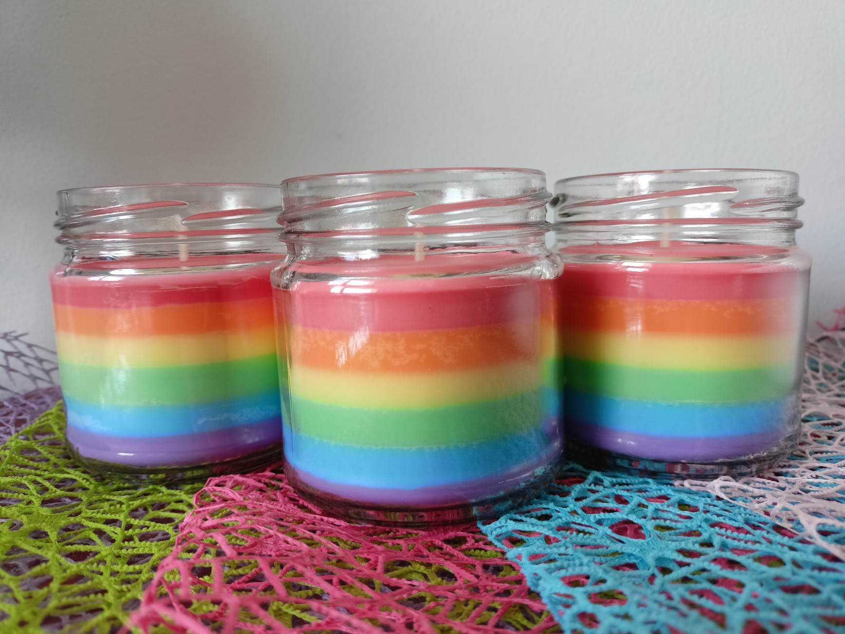 Tęczowa, zapachowa świeca sojowa LGBT 200 ml