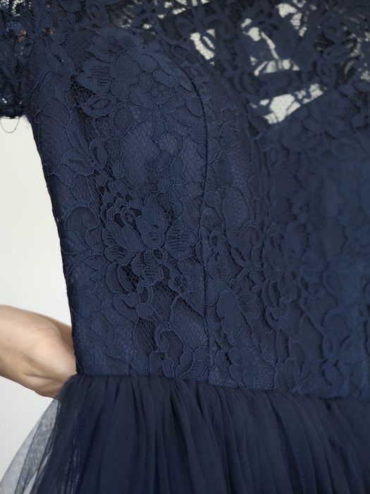 Chi Chi London sukienka koktajlowa z tiulu z haftami Suzanne